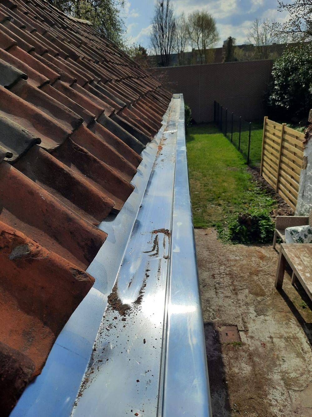 Nieuwe bakgoot in natuurzink